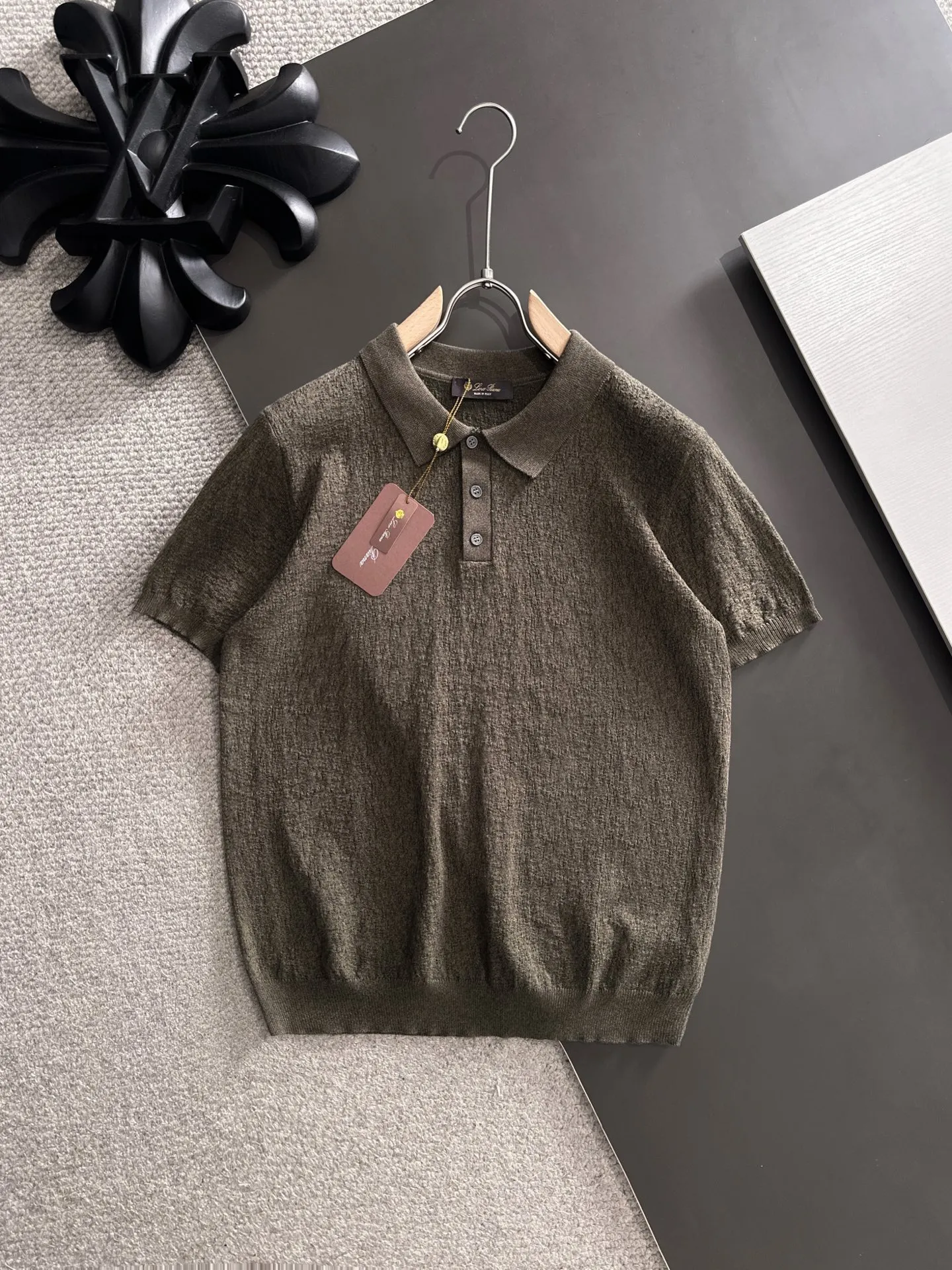 Next day shipment LP high quality Loro Piana 26ss New Arrival men's short-sleeved T-shirt Made of combed cotton yarn knitted cotton fabric, no pressure when entering and exiting the counter Exclusive control of raw materials It feels substantial when weighed, and the upper body is more textured than ordinary T-shirts. This texture can cope with the weather easily and is suitable for both hot and cold! Loose fit design, looks noble. The only correct version is available Size: M to XXXL